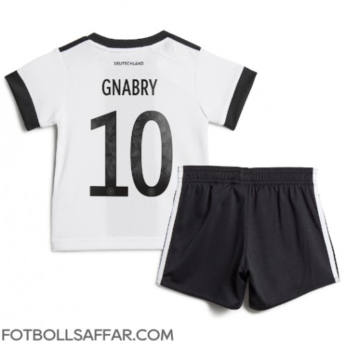 Tyskland Serge Gnabry #10 Hemmadräkt Barn VM 2022 Kortärmad (+ Korta byxor)